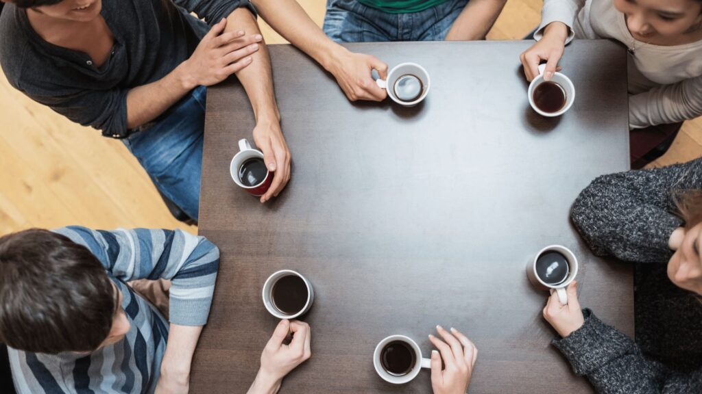 Persone che prendono il caffè